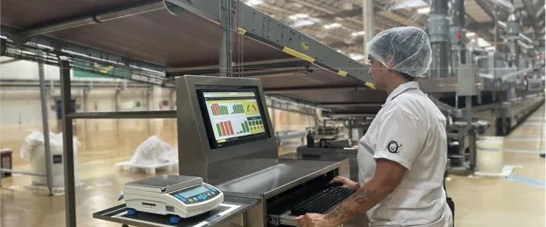 mulher e computador em ambiente industrial